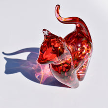 Load image into Gallery viewer, Ruby and Cranberry Streaky Glass Cat
