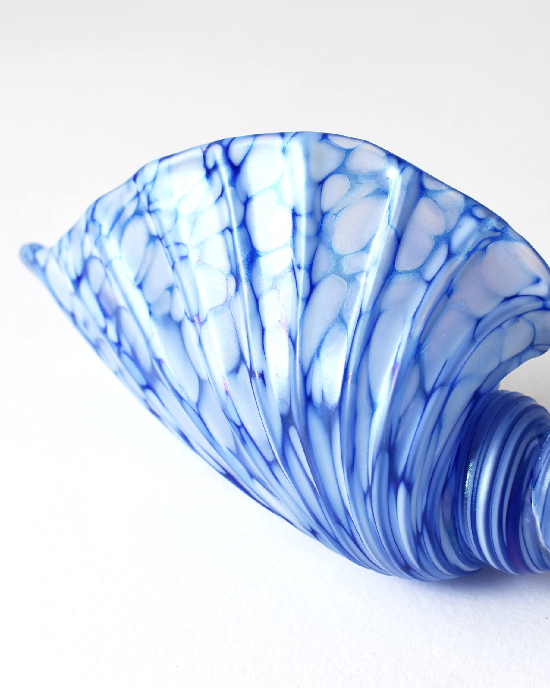 Blue & White Glass Shell (S)